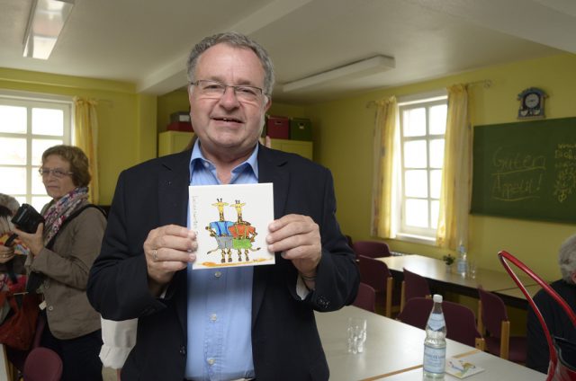 Dr. Christoph Müllerleile erwarb die 900. Fliese zugunsten des Denkmals. Sie trägt die Aufschrift: "Liebenswertes Oberursel". (Foto: Uwe Seemann) Fliese 900